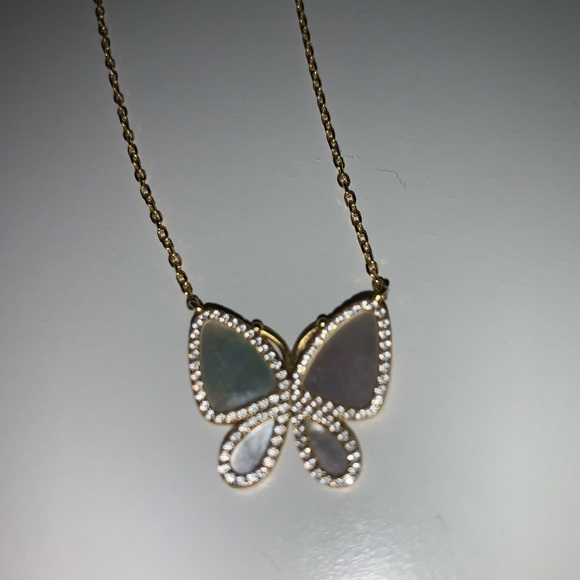 White pearl/gold butterfly necklace - Picture 2 of 5